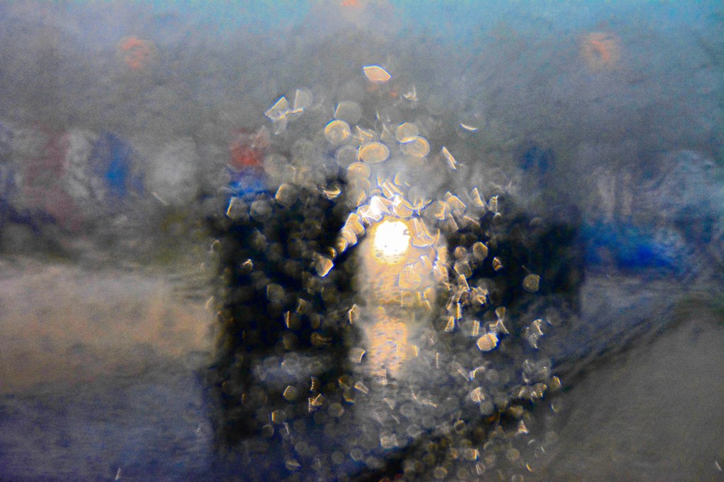 Im Regen auf einem&nbsp;Parkplatz