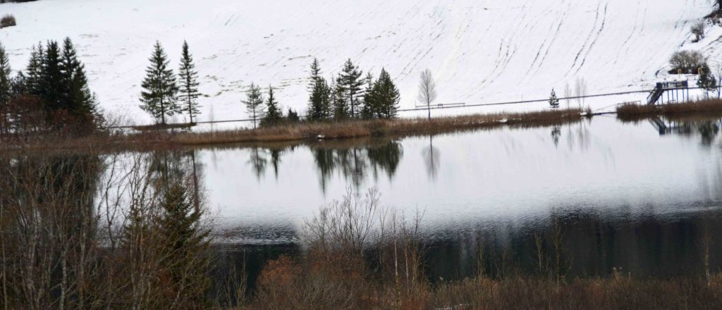 Schnee spiegelt sich im&nbsp;Weissensee