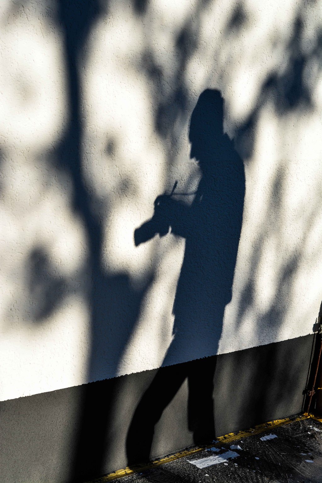 Schatten an der frisch gestrichenen&nbsp;Werkstattwand